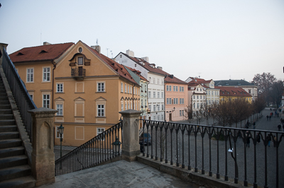 Escalier descendant depuis le pont Charles vers Malá Strana
