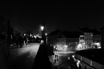 Le pont Charles de nuit sous la lumière des réverbères