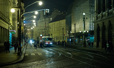 Rue de Prague et rails de tramway sous les lampadaires nocturnes
