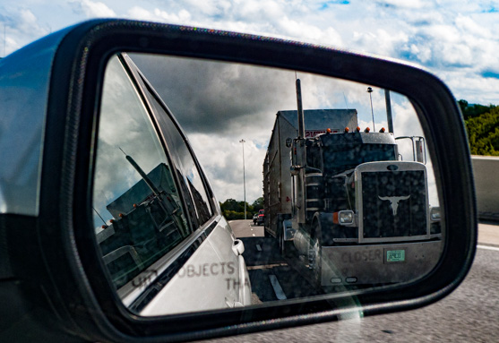 Camion sur une route vers Fairfield en Alabama