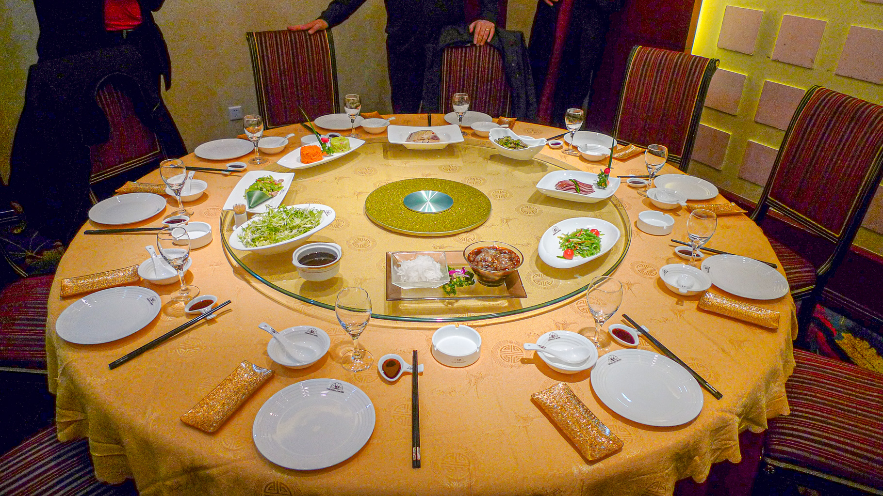 Grande table dressée dans un restaurant en Chine