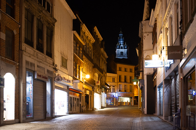 Une rue de Mons encore éclairée au petit matin