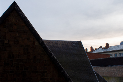 Toits et façades de Mons dans la lumière du matin