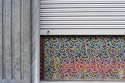 Motifs colorés d'une vitrine à Mons