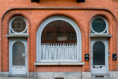 Façade de briques orange aux ouvertures symétriques