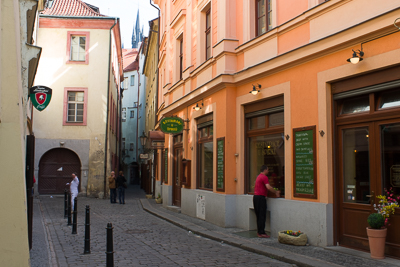 Ruelle de Malá Strana aux façades colorées à Prague