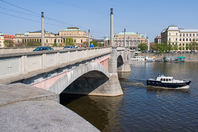 Pont sur la Vltava avec bateaux et quais de Prague