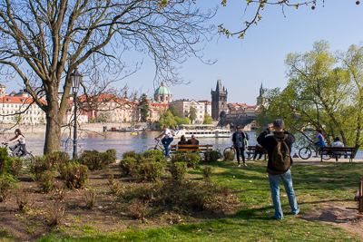Promeneurs au bord de la Vltava avec le pont Charles à l’arrière-plan