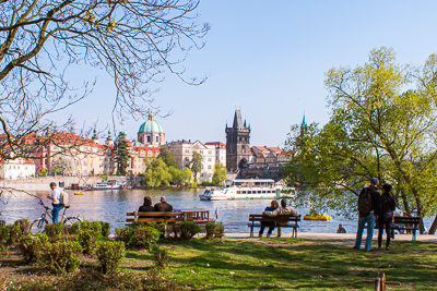 Bancs au bord de la Vltava face au pont Charles