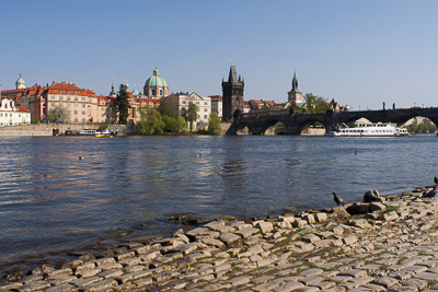 Le pont Charles vu depuis une rive de la Vltava