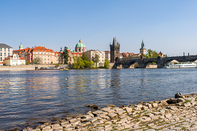 Vue de Prague et du pont Charles depuis les berges de la Vltava