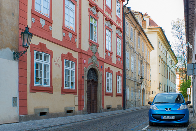 Rue de Malá Strana bordée de façades colorées