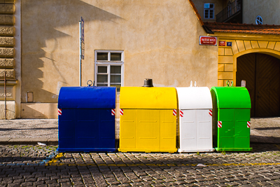 Conteneurs de tri bleu, jaune, blanc et vert dans une rue de Prague