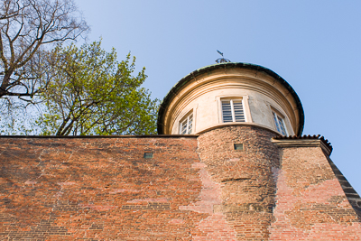 Pavillon circulaire dépassant d’un mur de briques à Prague