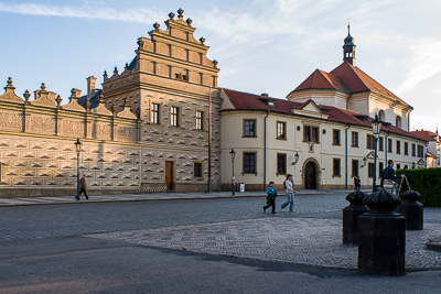 Façades historiques et place pavée à Prague