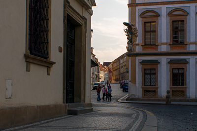 Rue étroite de Malá Strana entre façades anciennes