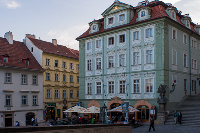 Façades baroques autour d’une petite place de Malá Strana
