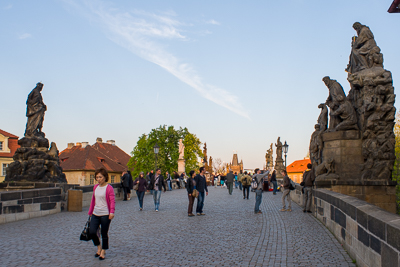 Promeneurs parmi les statues du pont Charles