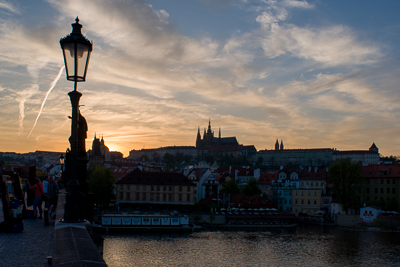 Lampadaire en silhouette sur le pont Charles au coucher du soleil