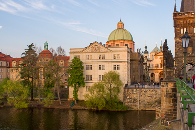 Coupoles et tours de Prague vues depuis le pont Charles