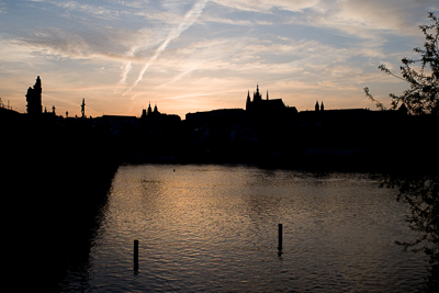 Silhouette du château de Prague au-dessus de la Vltava au crépuscule