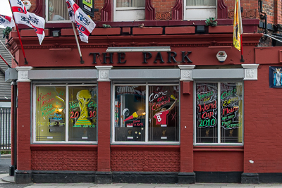 Pub The Park décoré aux couleurs du Liverpool FC près d’Anfield