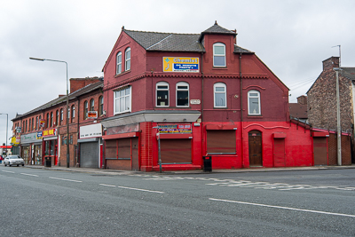 Commerces aux rideaux baissés dans le quartier d’Anfield