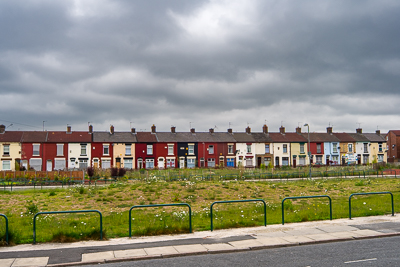 Maisons mitoyennes face à un terrain vacant dans le quartier d’Anfield