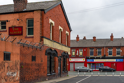 Ancien bâtiment en briques et commerces du quartier d’Anfield