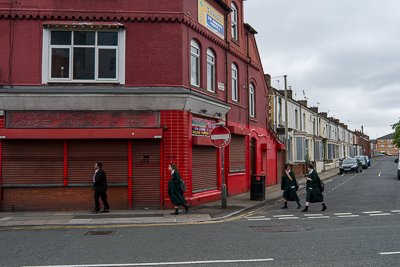 Angle de rue et commerces fermés dans le quartier d’Anfield