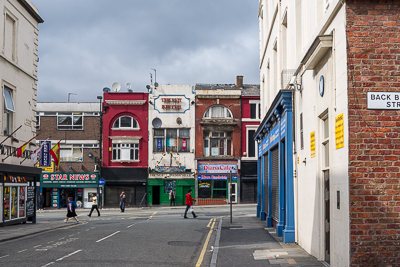 Petits commerces colorés le long de London Road à Liverpool