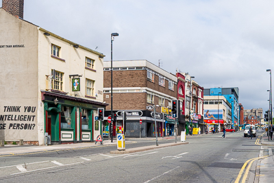 Vue de London Road et de ses commerces à Liverpool