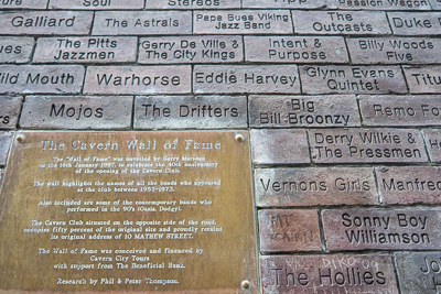 Cavern Wall of Fame avec les noms des artistes ayant joué au Cavern Club