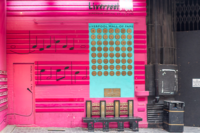 Façade rose évoquant l’histoire musicale de Liverpool près du Cavern Club