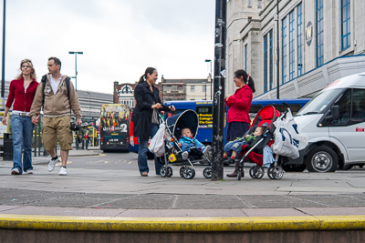 Passants et poussettes à un carrefour du centre de Liverpool