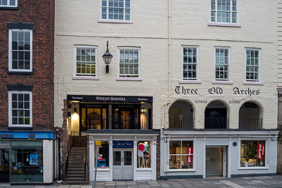 Façade du Three Old Arches dans le centre de Chester