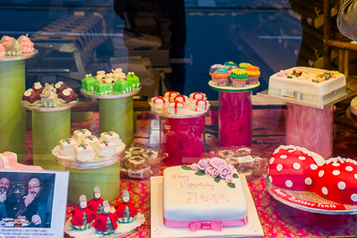 Cupcakes et gâteaux colorés dans une vitrine de Chester