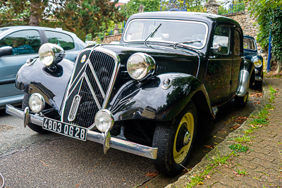 Citroën Traction Avant noire exposée lors du rassemblement d’Épône