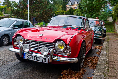 Triumph TR4 rouge vue de trois quarts avant à Épône