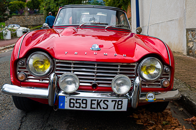Triumph TR4 rouge vue de face lors du rassemblement d’Épône