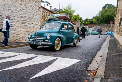 Renault 4CV chargée de bagages traversant le village d’Épône