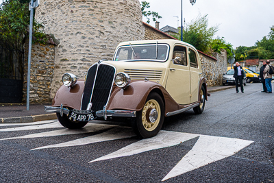 Berline française ancienne beige et bordeaux dans une rue d’Épône