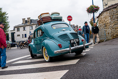 Renault 4CV verte chargée de bagages vue de l’arrière à Épône