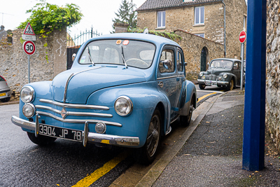 Renault 4CV bleu clair stationnée dans une rue d’Épône