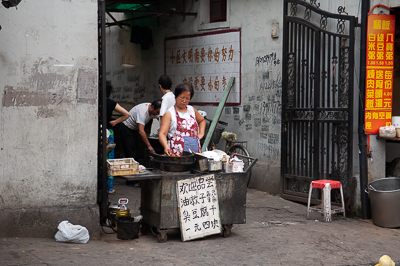 Étal installé devant une maison dans une petite rue de Shanghai