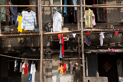 Linge suspendu aux façades d'un quartier ancien de Shanghai