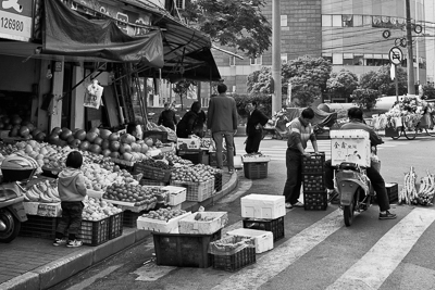 Marché de fruits et légumes installé sur le trottoir à Shanghai