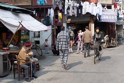 Vie quotidienne dans une petite rue commerçante de Shanghai