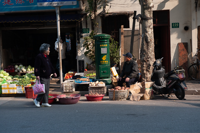 Petit marché de quartier au bord de la chaussée à Shanghai