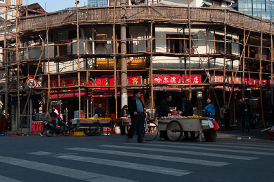 Commerces sous échafaudages à un carrefour de Shanghai